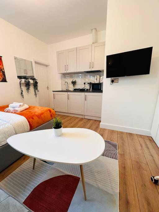 R4 Newly Renovated Luxury Studio In Harborne Lane By Queen Elizabeth Hospital *
